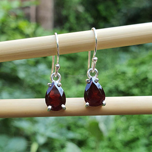 Pendientes colgantes de granate en forma de lágrima chapados en oro de Plata de Ley 925 minimalistas hechos a mano de proveedor mayorista de confianza - Product Image 3