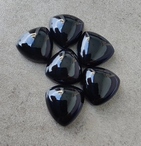 Onyx noir naturel triangulaire cabochon poli, pierre précieuse en vrac pour la fabrication de bijoux sur mesure - Product Image 3