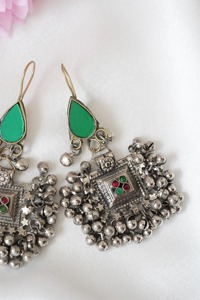 Pendientes de Moneda Tribal Afgana Kuchi Vintage, Hechos a Mano en Tono Plateado con Patrones Tradicionales en Relieve - Product Image 6