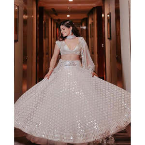 Lehenga de soirée en mousseline avec broderie de fils et miroirs en papier - Product Image 5