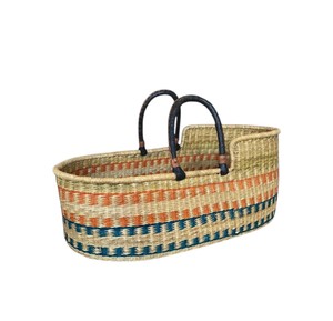 Cesta cambiador de mimbre artesanal con diseño naranja y azul oscuro, integrada con cesta cambiador de ratán para bebé y correas. - Product Image 1