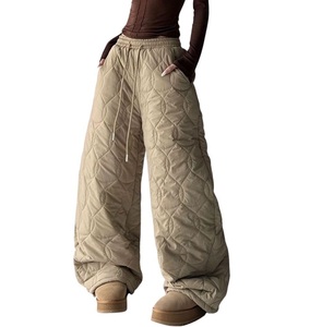 Pantalon matelassé à jambes larges pour homme et femme avec cordon de serrage, rembourrage synthétique beige - Product Image 1