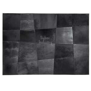 Alfombra de piel de vaca negra hecha a mano para sala de estar, piel de vaca natural, elegante parche con estampado de cocodrilo, alfombras de cuero de trabajo - Product Image 1