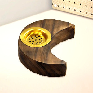 Brûleur d'encens en bois en forme de croissant, avec une veine de bois foncé riche et une coupelle en métal doré perforé intégrée pour la diffusion de parfum - Product Image 5