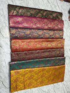 Tissu de soie brocart floral traditionnel avec motifs tissés élégants, idéal pour la confection de vêtements de mode, l'artisanat et la décoration. - Product Image 4