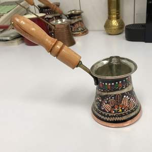 Cafetière turque en métal de style ottoman traditionnel avec longue poignée en bois pour une expérience de café authentique, décorative - Product Image 1