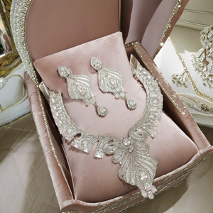 Ensemble élégant de boucles d'oreilles et collier en strass blancs pour les mariées, bijoux de mariage classiques plaqués argent de qualité supérieure - Product Image 2