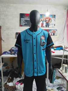 Camiseta de Béisbol para Hombre Gentlemen Club, Azul y Negro, Manga Corta, Logotipo Bordado, Cierre de Botones, Corte Regular, Todas las Temporadas, Directo de Fábrica - Product Image 1