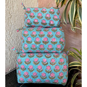 Juego de neceseres de algodón acolchado con estampado floral azul y rosa de Jaipur, con cierre de cremallera multifunción, forro de PVC, duradero. - Product Image 1