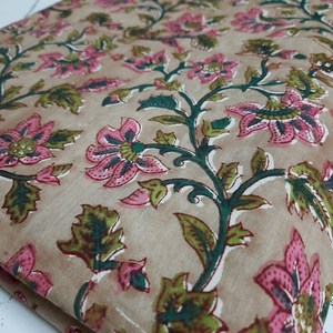 Tela de Algodón Estampada a Mano con Diseño Floral Beige, Tela de Algodón Suave Hecha a Mano en India, Material para Vestidos con Estampado Botánico Vintage - Product Image 2