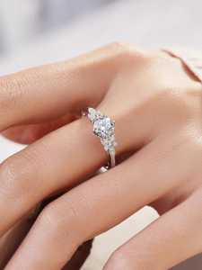 Bague en argent 925 avec motif floral et feuilles de vigne, sertie de moissanite taille ronde, style romantique, idéale pour les fiançailles et les fêtes - Product Image 3