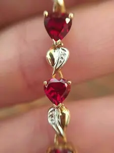 สร้อยข้อมือรูปหัวใจประดับเพชรทิชยา รูบี้สีแดง มอยส์ซาไนต์ 8 กรัม เงินแท้ 925 ชุบทอง สำหรับผู้หญิง สื่อถึงความรักโรแมนติก - Product Image 3