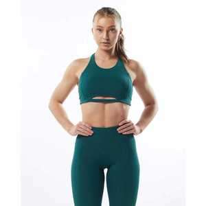 Conjunto Deportivo Verde con Top Halter y Leggings de Cintura Alta con Detalle Recortado - Product Image 1