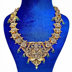 Collar tradicional indio de oro antiguo de 22k con colgante floral redondo de Lakshmi disponible en ORO/PLATA/BRONCE - Product Image 1