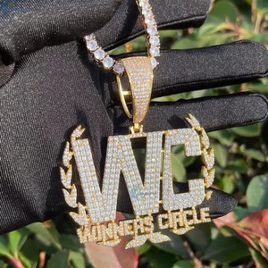 จี้เพชรโมอิสซาไนต์ทรงวงกลม WC Winners Circle ชุบทองคำขาว 18K พร้อมจี้ตัวอักษร ดีไซน์หรูหรา สไตล์ฮิปฮอป ประดับเพชรเต็มตัว จี้ตัวอักษรสั่งทำได้ - Product Image 4