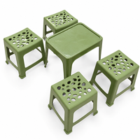 Tabouret carré en plastique robuste pour restaurant, café, terrasse et événements, avec design empilable