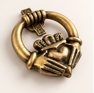 Timbre de puerta Claddagh en tono dorado con manos en forma de corazón y corona, inspirado en el estilo celta, herraje decorativo ornamental para puertas tradicionales. - Product Image 4
