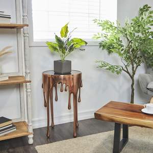 Table d'appoint métallique emblématique qui complète les canapés, fauteuils et coins de lit modernes avec une élégance pratique - Product Image 1