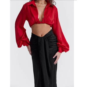 Conjunto de dos piezas en rojo vibrante con top corto con detalle de lazo en la parte delantera y mangas abullonadas. - Product Image 4