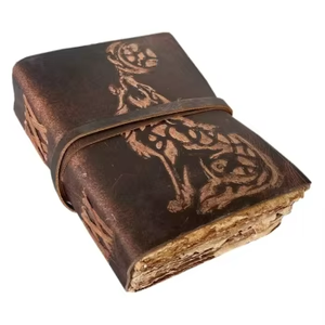 Carnet en cuir souple vintage gaufré motif loup, fait main, avec papier à bords festonnés vierges pour l'écriture, le dessin, idées cadeaux - Product Image 1