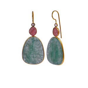 Pendientes de Aro con Fresas Rosadas y Verdes Naturales - Joyería Delicada de Aro con Múltiples Piedras, Chapado en Oro Rosa sobre Latón para Mujer - Product Image 2