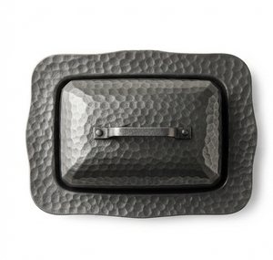 Plateau à beurre en métal martelé, plat à beurre en acier inoxydable avec couvercle, design minimaliste, vaisselle de table pour la cuisine - Product Image 3