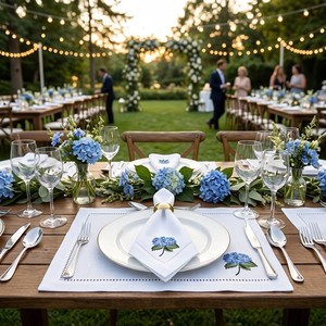 Ensemble de sets de table et de serviettes en coton pur brodé - Décoration florale charmante à l'hortensia bleu pour des dîners romantiques et des événements festifs - Product Image 2