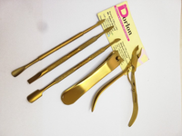 Outils professionnels pour ongles en acier inoxydable doré mat, avec logo personnalisé, comprenant un coupe-ongles, un repousse-cuticules et un coupe-ongles de précision.
