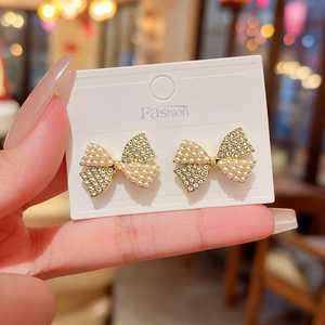 Élégantes boucles d'oreilles clous en alliage plaqué or avec nœuds, fausses perles et cristaux de strass, sertissage griffe tendance, bijoux cadeau pour femme - Product Image 2