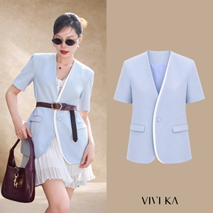 เสื้อเบลเซอร์ทรงเข้ารูปสำหรับผู้หญิง สีฟ้าอ่อน สไตล์ลำลองสำหรับใส่ทำงาน แขนสั้น คอวี ติดกระดุมเม็ดเดียว แต่งขอบตัดกันอย่างมีสไตล์ - Product Image 1