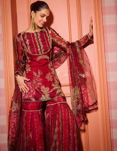 Ensemble haut et sharara en organza doux de qualité supérieure rouge, avec broderie de sequins et travail de miroirs réels, idéal pour les mariages et les fêtes, accompagné d'un dupatta. - Product Image 2