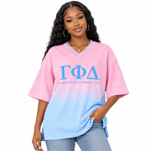เสื้อยืดโอเวอร์ไซส์ไล่เฉดสีชมพูฟ้า คอวี แขนสั้น พิมพ์ลายตัวอักษรกรีก สำหรับสตรี ชมรมแกมมา ไพ เดลต้า - Product Image 1