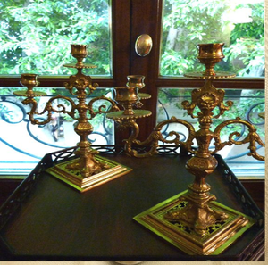 Candélabre à trois bras en nickel brossé avec un fini flamme central et des accents texturés, disponible à prix de gros. - Product Image 3