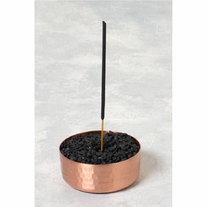 Quemador de Incienso de Cobre Martillado de Lujo con Roca Volcánica Negra - Porta Incienso Metálico Decorativo para Yoga y Meditación - Product Image 1