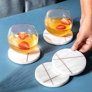 Ensemble de sous-verres ronds en marbre blanc sophistiqué avec incrustation en laiton, résistants à la chaleur, élégants, pour la décoration de table basse - Product Image 1
