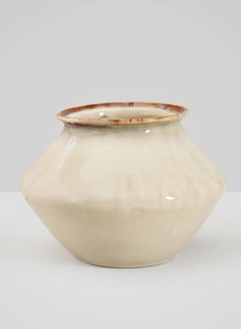 Vase en céramique ivoire élégant avec une forme sculptée large et basse, finition émaillée lisse et accent élégant pour la décoration intérieure de luxe - Product Image 3