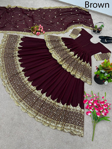Conjunto de Fiesta: Top y Lehenga de Georgette con Bordado de Lentejuelas y Zari, con Borde de Lentejuelas de Georgette Sintética - Product Image 3