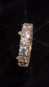 แหวนเพชรโมอิสซาไนต์ทรงลูกแพร์และทรงกลมแบบ Eternity Band สี D ระดับความสะอาด VVS1 ประดับเพชรโมอิสซาไนต์เต็มวง ชุบทองคำขาว 925 - Product Image 3