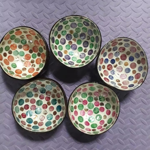 Tazón Decorativo Hecho a Mano en Vietnam, de Cáscara de Coco Pintada e Incrustada con Madreperla, Diseño Personalizado para Exportación - Product Image 1