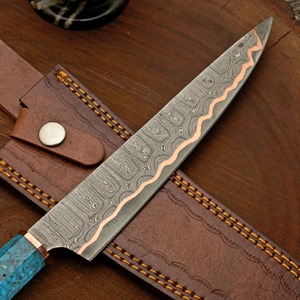 Couteau en acier Damas forgé à la main avec manche en résine, étui en cuir, finition satinée, ambidextre, style artisanal - Product Image 5