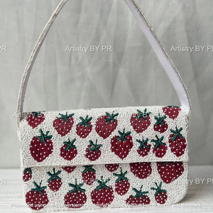 Sac à bandoulière de luxe fait main en perles rouges motif fraise, broderie de perles, pochette de soirée, sac à main de fête - Product Image 5