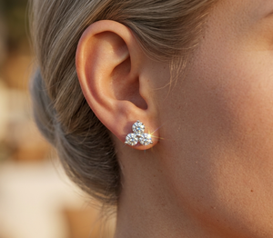 Pendientes de tuerca de oro amarillo de 22 quilates con tres diamantes cultivados en laboratorio, corte brillante redondo CVD, modernos para fiestas de aniversario - Product Image 2