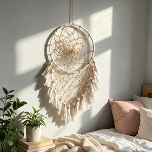 Attrape-rêves artisanal en crochet avec grandes plumes blanches, décoration murale bohème pour chambre à coucher, ornement décoratif pour une maison paisible - Product Image 5