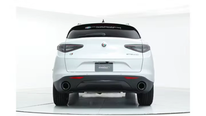 Alfa Romeo Stelvio Sprint 2025 d'occasion en excellent état, transmission intégrale, moteur turbo, boîte automatique, pneus R18, intérieur cuir, régulateur de vitesse adaptatif, jantes en alliage d'aluminium, électrique - Product Image 2