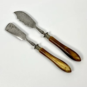 Juego de cuchillos para queso de acero inoxidable de 4 piezas con mango de resina, herramientas duraderas de metal para queso aptas para contacto con alimentos. - Product Image 2