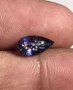 Iolita facetada natural con corte de pera y efecto de piedra solar, con destellos brillantes en el interior. - Product Image 1