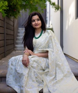 Sari de Seda Verde Claro, Estilo Banarasi Tradicional para Bodas Indias, con Borde Decorado, Largo hasta el Suelo, Corte Regular, para Mujer - Product Image 3