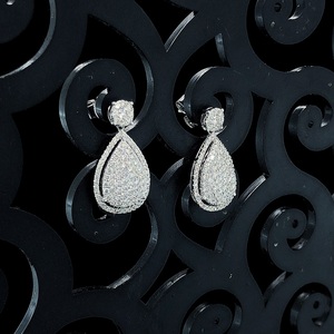 Boucles d'oreilles pendantes en forme de poire avec halo de diamants E VVS cultivés en laboratoire certifiés IGI |   Pavé de pierres en forme de goutte de 1,15 ct |   Argent 925 plaqué or - Product Image 4