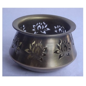 Produit phare : Bougeoir en aluminium forme Matki, motifs découpés à la main, finition laiton doré, pour bougies chauffe-plat, décoration de Noël et de la maison - Product Image 4