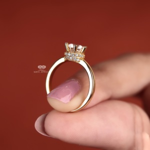 แหวนหมั้นเพชรทรงมงกุฎแบบเพาะเลี้ยงในห้องปฏิบัติการ ทอง 14K ประดับด้วยวงแหวนรอบแบบซ่อน สำหรับเจ้าสาว งานแต่งงาน ผู้ผลิตและจำหน่ายเครื่องประดับตามสั่ง - Product Image 5
